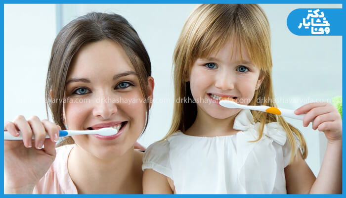 مادر و دختر در حال مسواک زدن و اهمیت بهداشت دهان و دندان