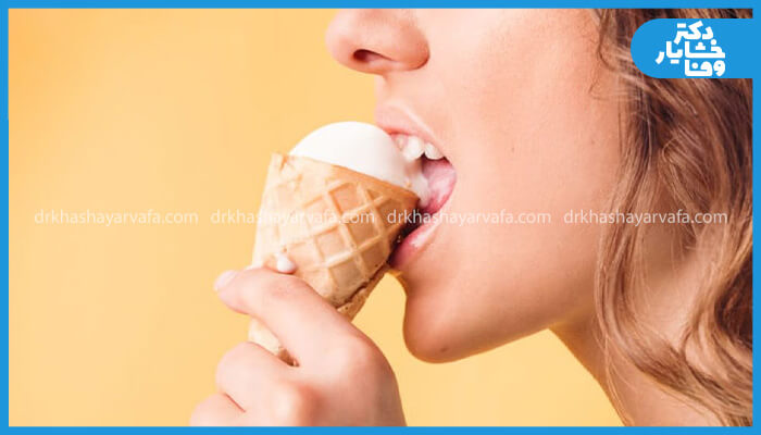 فردی در حال خوردن بستنی قیفی