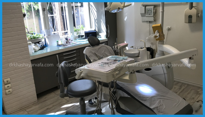 محیط داخلی و تمیز اتاق درمان مطب دندانپزشکی دکتر خشایار وفا، شامل صندلی دندانپزشکی، ابزار و نور طبیعی.