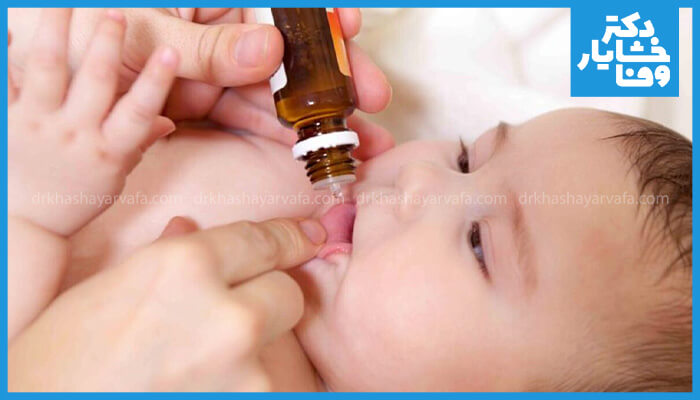 عکس از نحوه دادن قطره آهن به نوزاد و ریختن آن در دهان