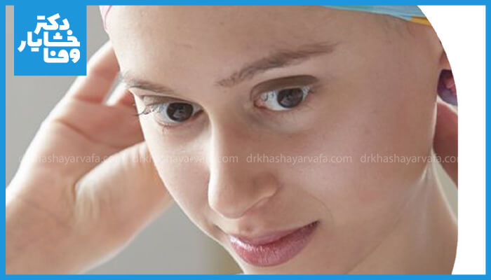 نمای نزدیک از زن با کلاه سر، در حال تنظیم شال خود؛ مرتبط با مراقبت‌های دندانپزشکی در بیماران انکولوژی.