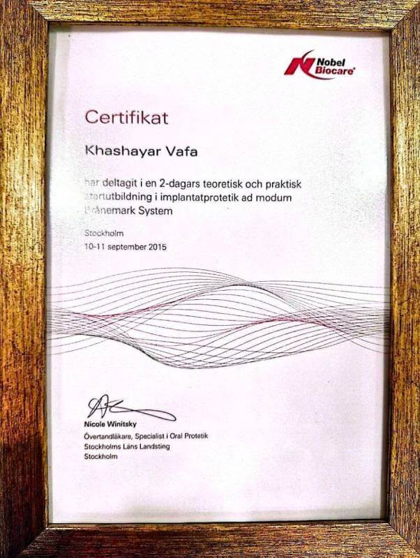تصویر قاب‌ شده گواهی شرکت در دوره پروتز ایمپلنت (Brånemark System) نوبل بایوکر برای خشایار وفا، سپتامبر ۲۰۱۵.