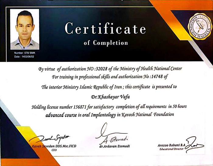 گواهینامه تکمیل دوره پیشرفته ۵۰ ساعته ایمپلنتولوژی دهان از «بنیاد ملی کاوش». این گواهی به دکتر خشایار وفا برای گذراندن موفقیت‌آمیز دوره اعطا شده و شامل شماره نظام پزشکی ۱۵۶۸۷۱ و تأییدیه‌های وزارت بهداشت و وزارت کشور جمهوری اسلامی ایران است. همچنین تصویر پزشک و امضاهای مدیران شامل کاوه سیدان، دکتر اردوان اعتمادی و آرزو ربانی را نشان می‌دهد.