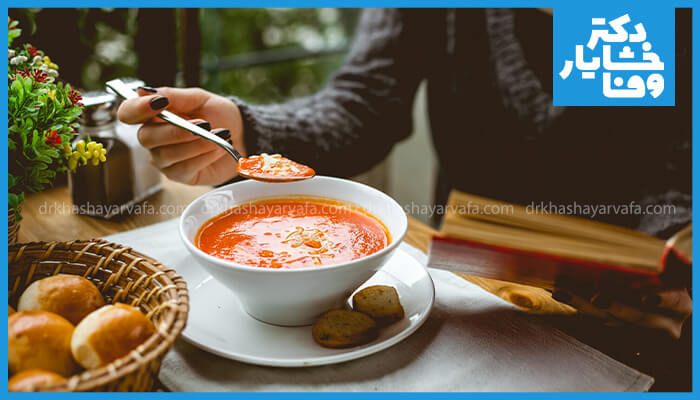 تصویری از فردی که سوپ نرم و گرم می‌خورد؛ نمونه‌ای از غذاهای مناسب در روزهای اول پس از جرم‌گیری دندان برای جلوگیری از حساسیت.