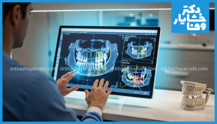 متخصص دندانپزشکی در حال برنامه ریزی دیجیتال کاشت ایمپلنت بر روی مانیتور لمسی که اسکن سه بعدی (CBCT) فک بیمار را نشان میدهد.